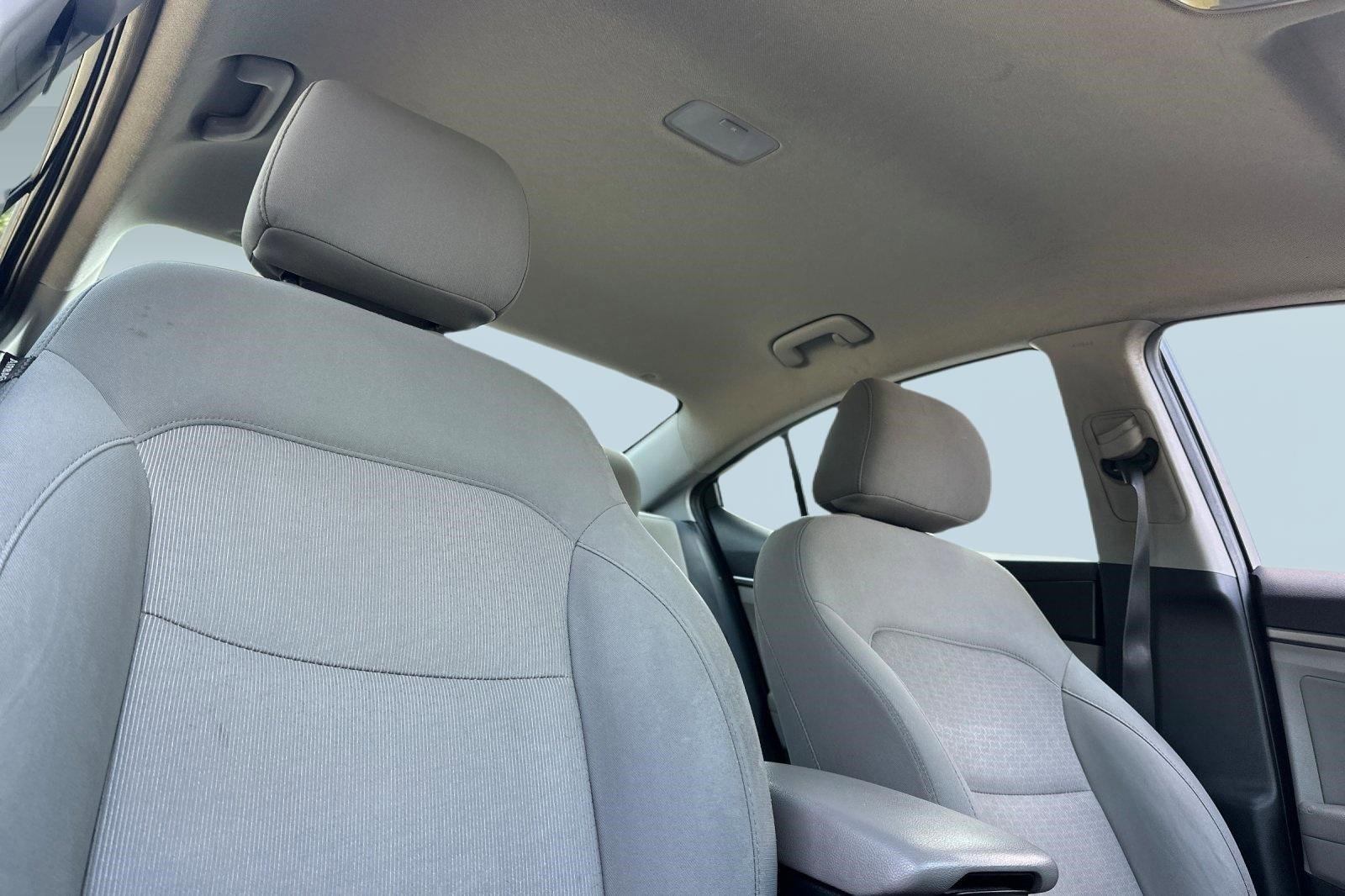 Used 2017 Hyundai Elantra SE image 30