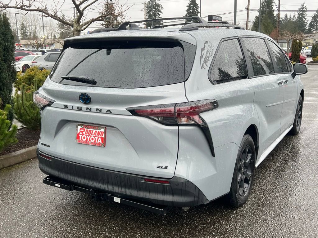 Used 2025 Toyota Sienna XLE Woodland Edition image 7