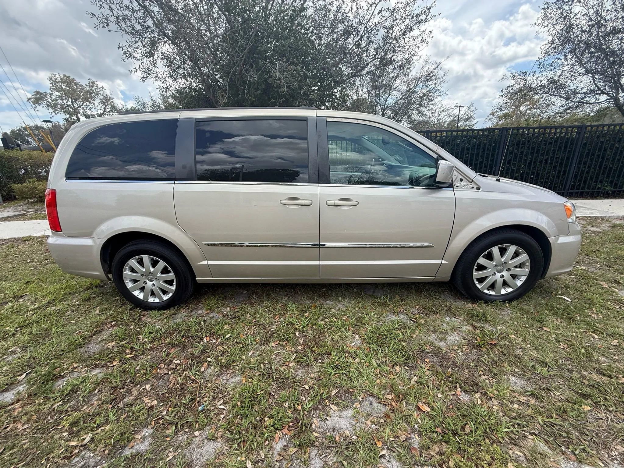Used 2015 Chrysler Town & Country Touring image 3