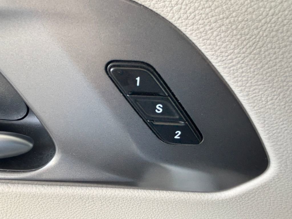 Used 2024 Chrysler Pacifica Touring-L FWD image 25
