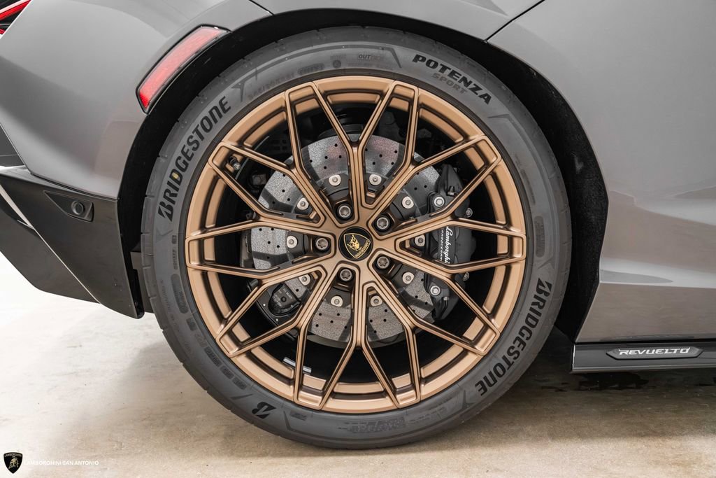 Used 2026 Lamborghini Revuelto AWD/4WD image 8