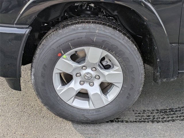 New 2026 RAM 1500 4x4 Crew Cab image 32