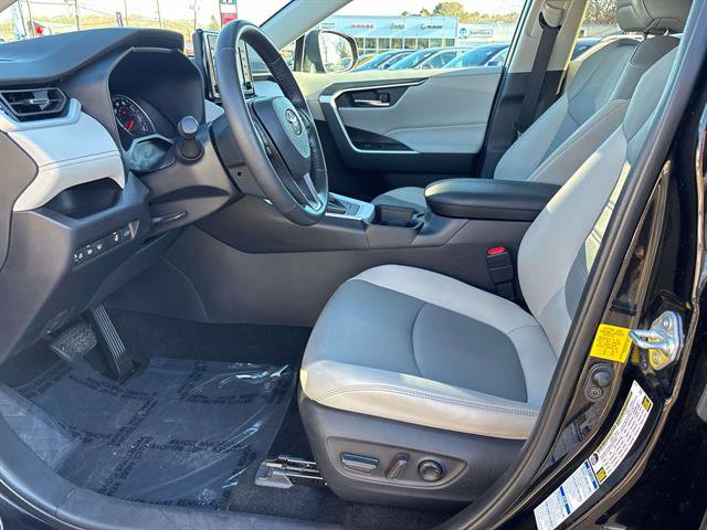 Used 2020 Toyota RAV4 XLE Premium image 6