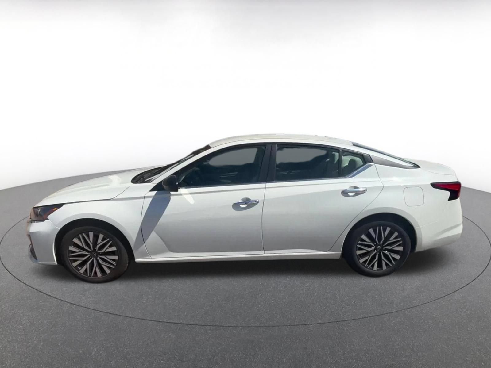 Used 2025 Nissan Altima 2.5 SV FWD image 9