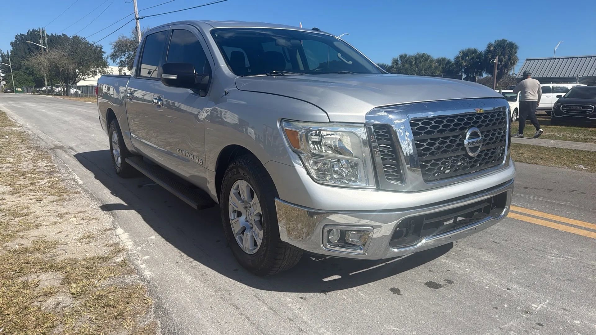 Used 2019 Nissan Titan SV RWD image 3