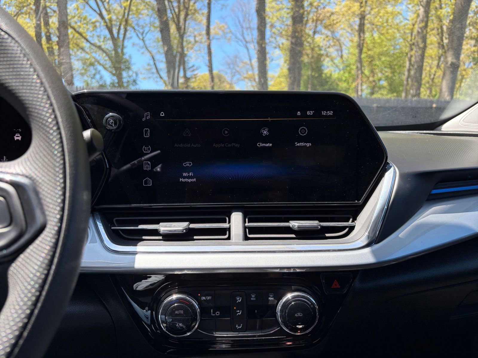 Used 2025 Chevrolet Trax LT FWD image 17