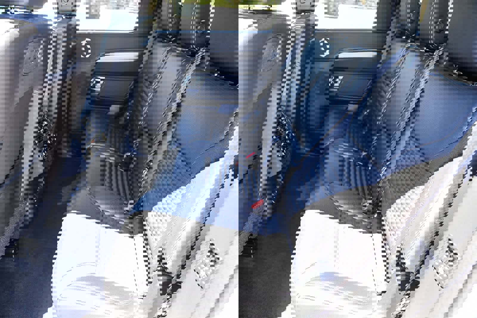 New 2025 Land Rover Discovery Dynamic SE image 18