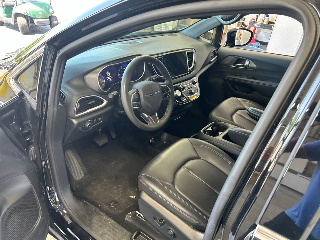 Used 2025 Chrysler Pacifica Select FWD image 2