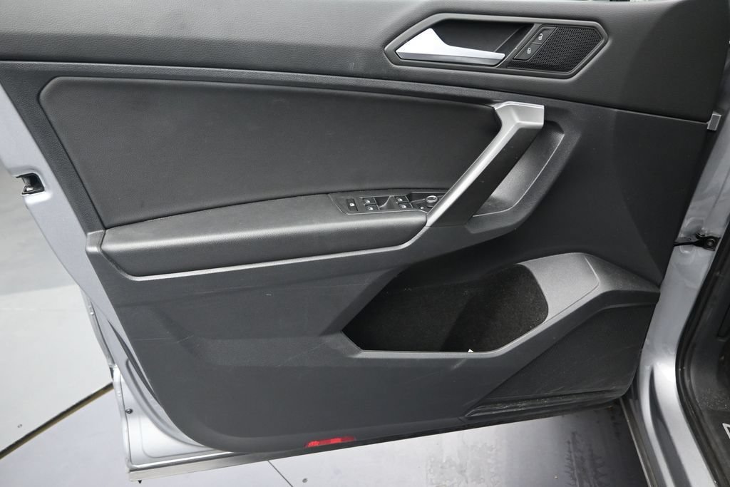 Used 2021 Volkswagen Tiguan SE R-Line FWD image 11