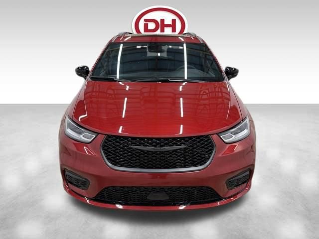 Used 2025 Chrysler Pacifica Limited image 9