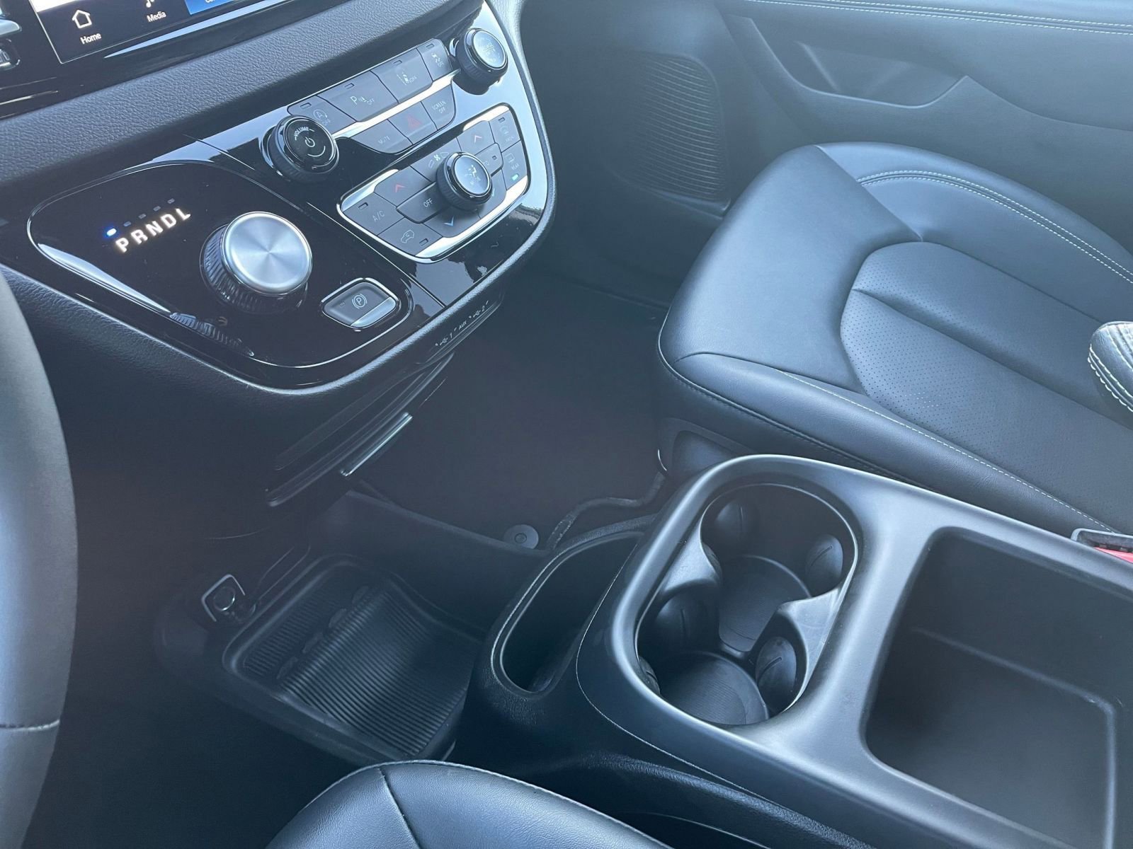 Used 2025 Chrysler Pacifica Select image 44