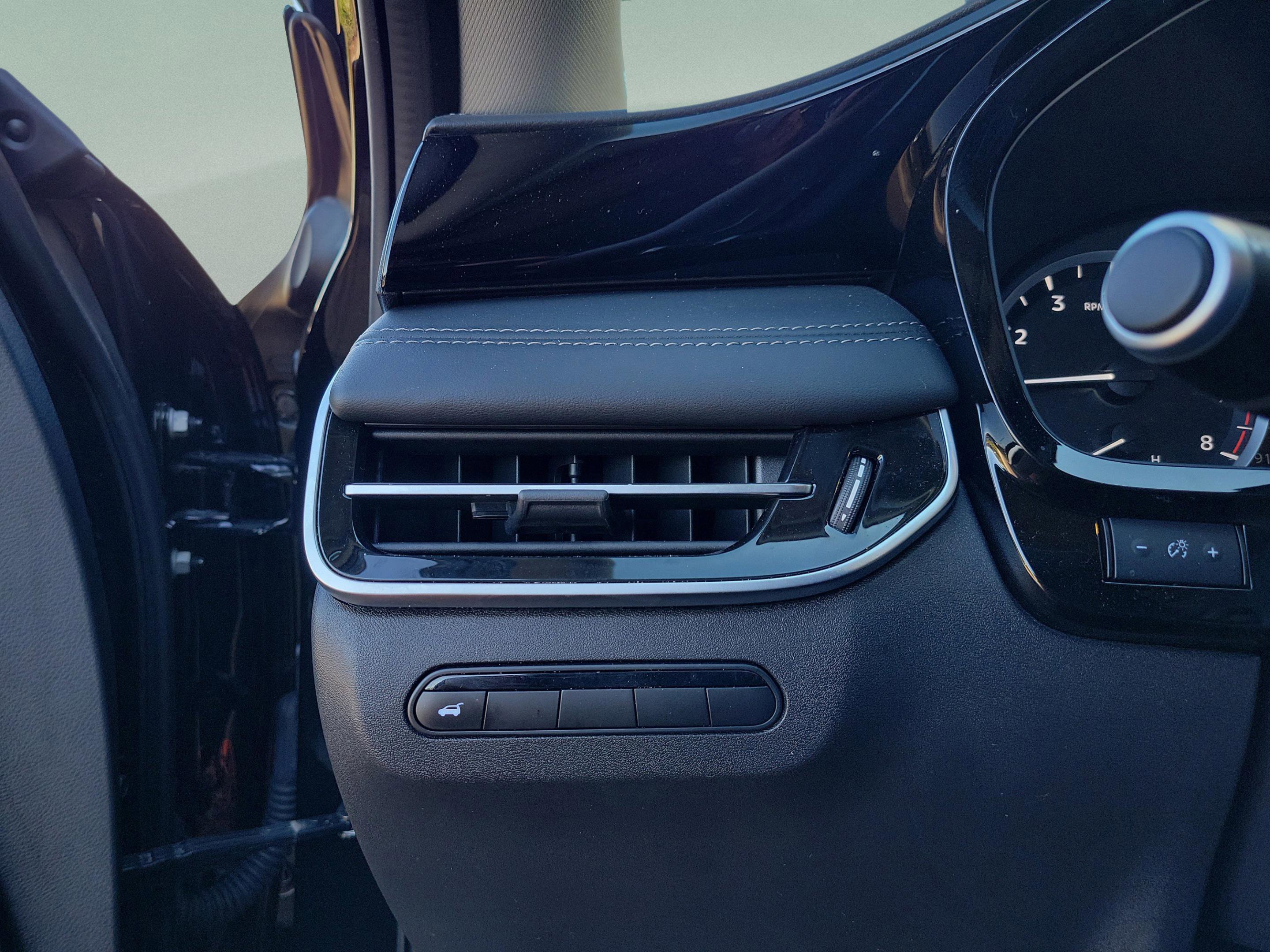 Certified 2025 INFINITI QX60 Pure w/ Cargo Package image 29