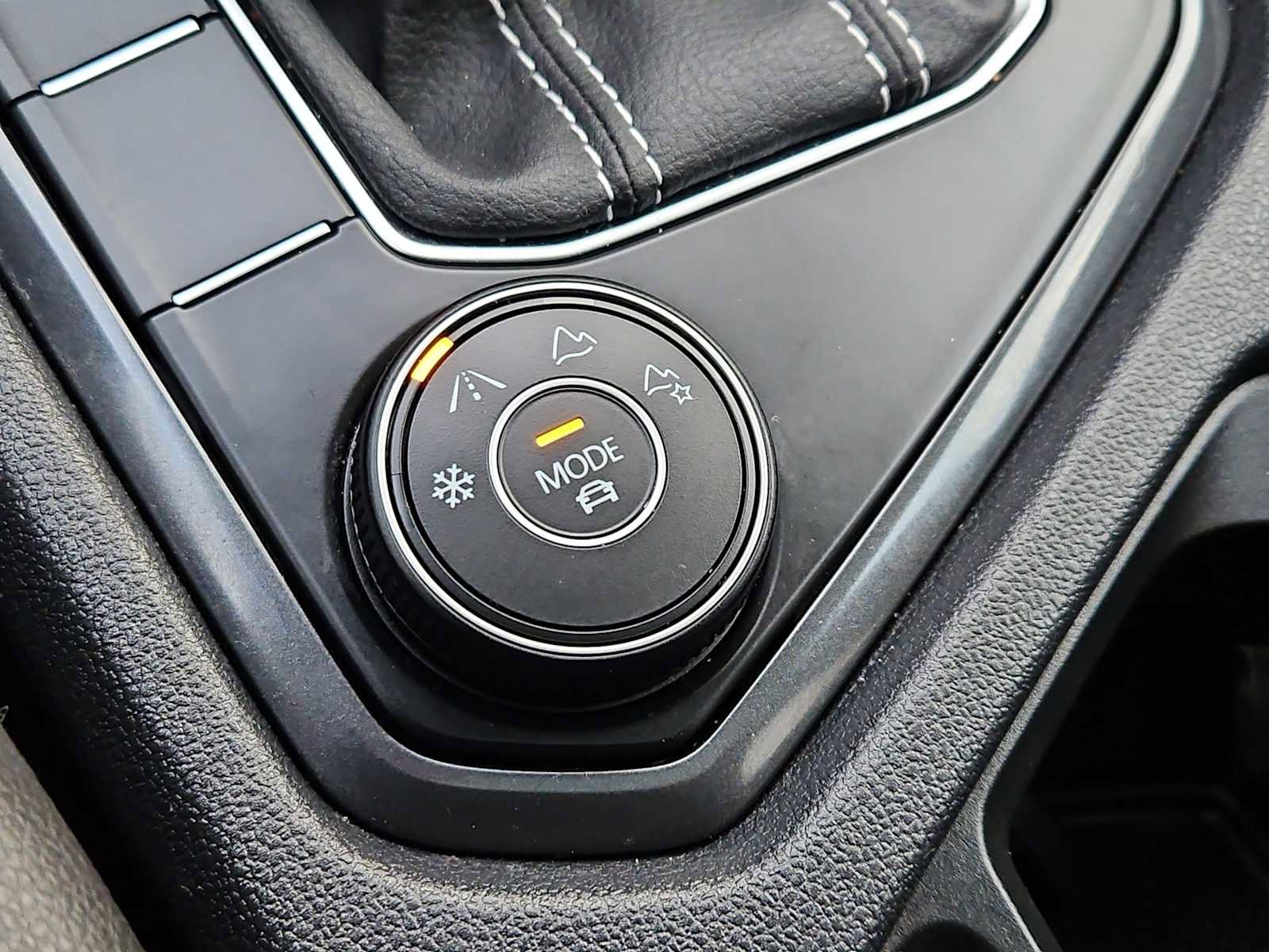 Used 2022 Volkswagen Tiguan SE w/ Panoramic Sunroof Package image 17