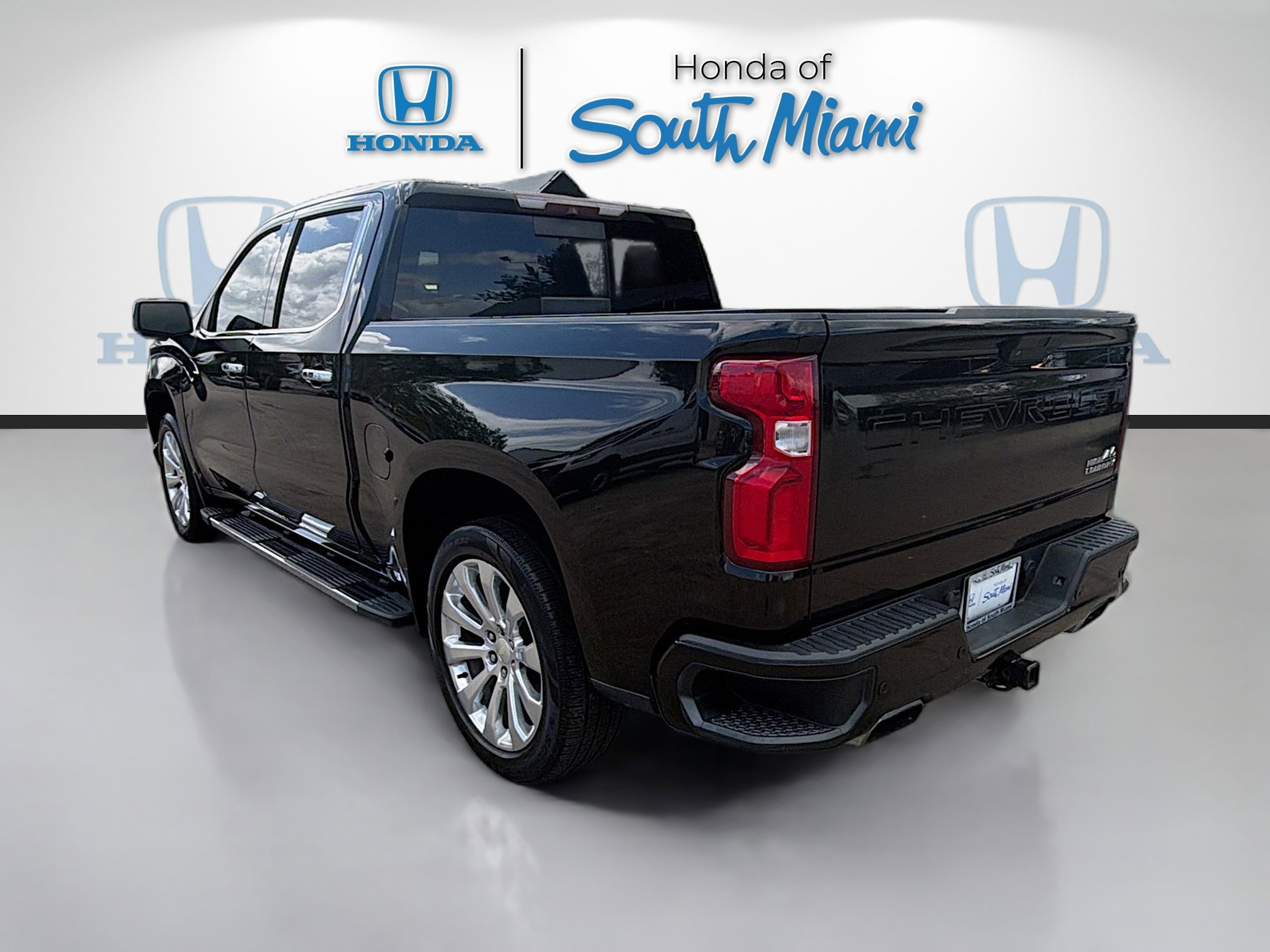 Used 2019 Chevrolet Silverado 1500 High Country w/ Technology Package AWD/4WD image 5