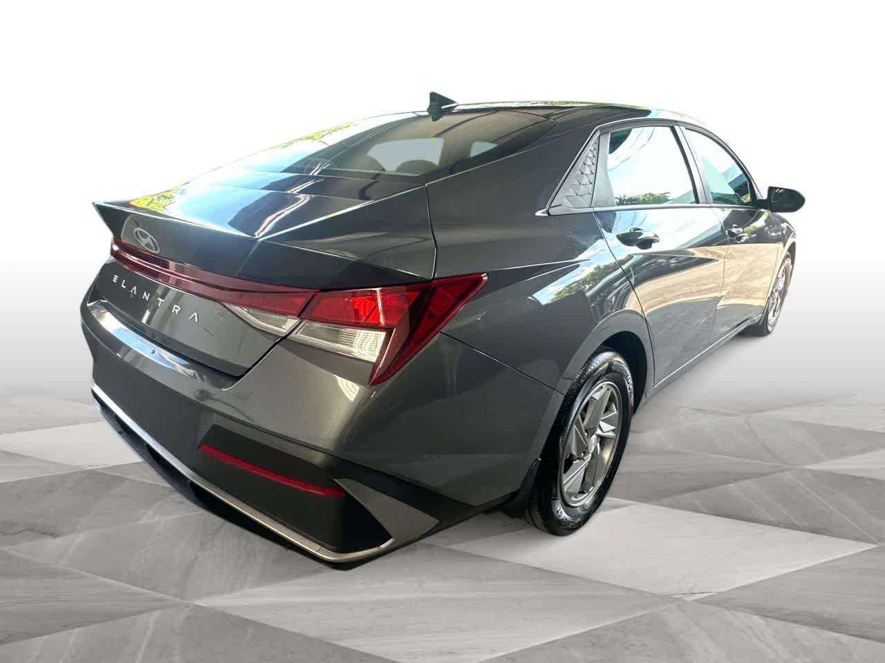 Used 2025 Hyundai Elantra SE FWD image 8
