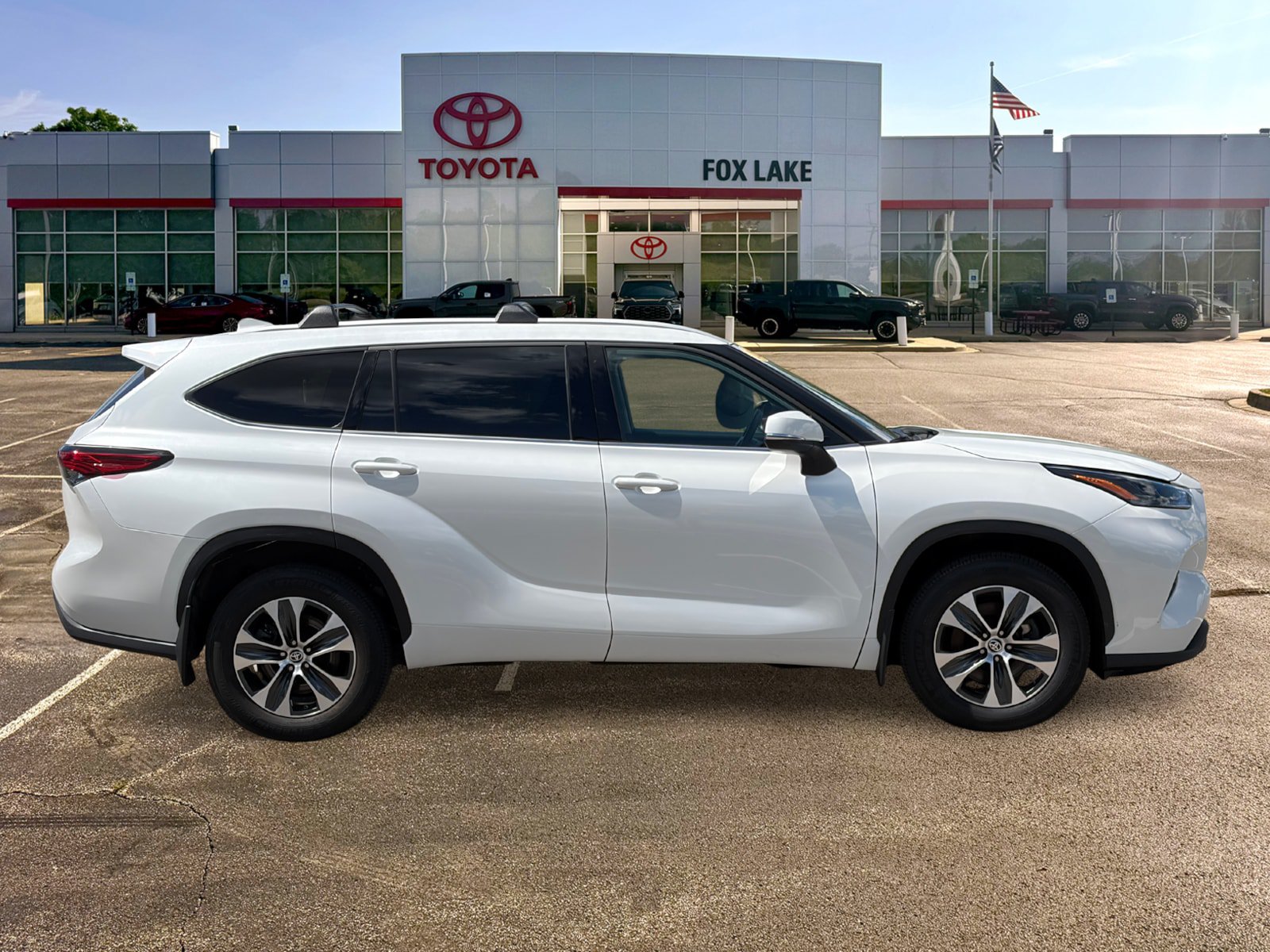Used 2022 Toyota Highlander XLE AWD/4WD image 6
