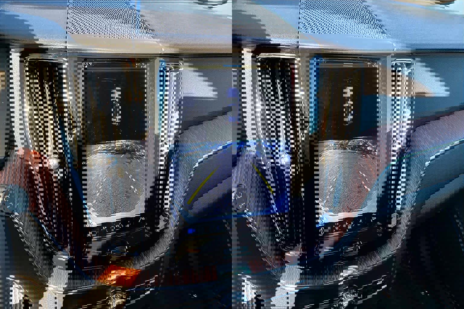 Certified 2023 Volvo XC60 B5 Plus w/ Climate Package image 28