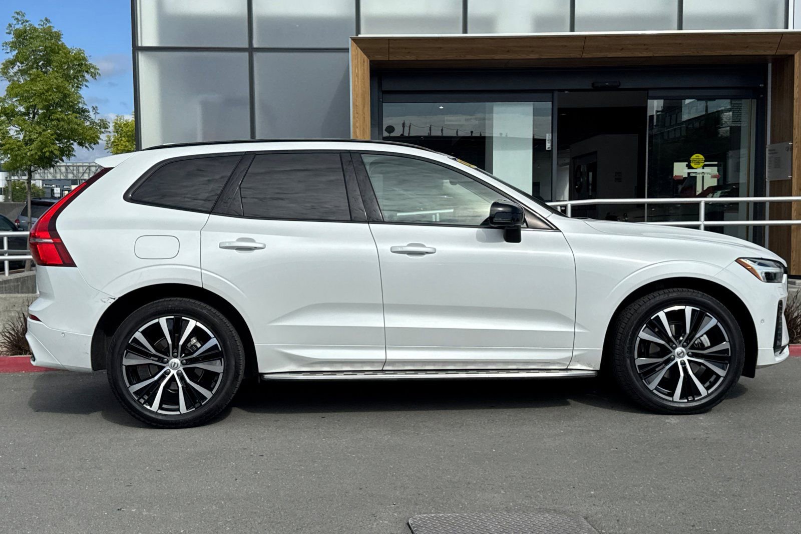 Certified 2023 Volvo XC60 B5 Plus w/ Protection Package Premier AWD/4WD image 9