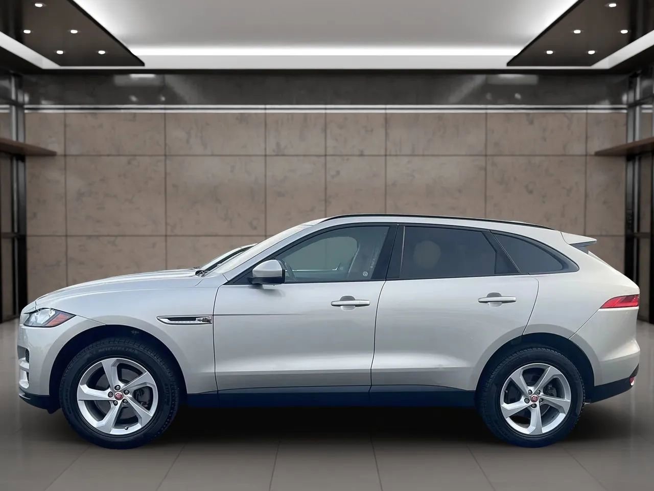 Used 2017 Jaguar F-PACE Premium image 3