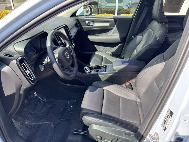 Used 2025 Volvo XC40 B5 Plus image 18