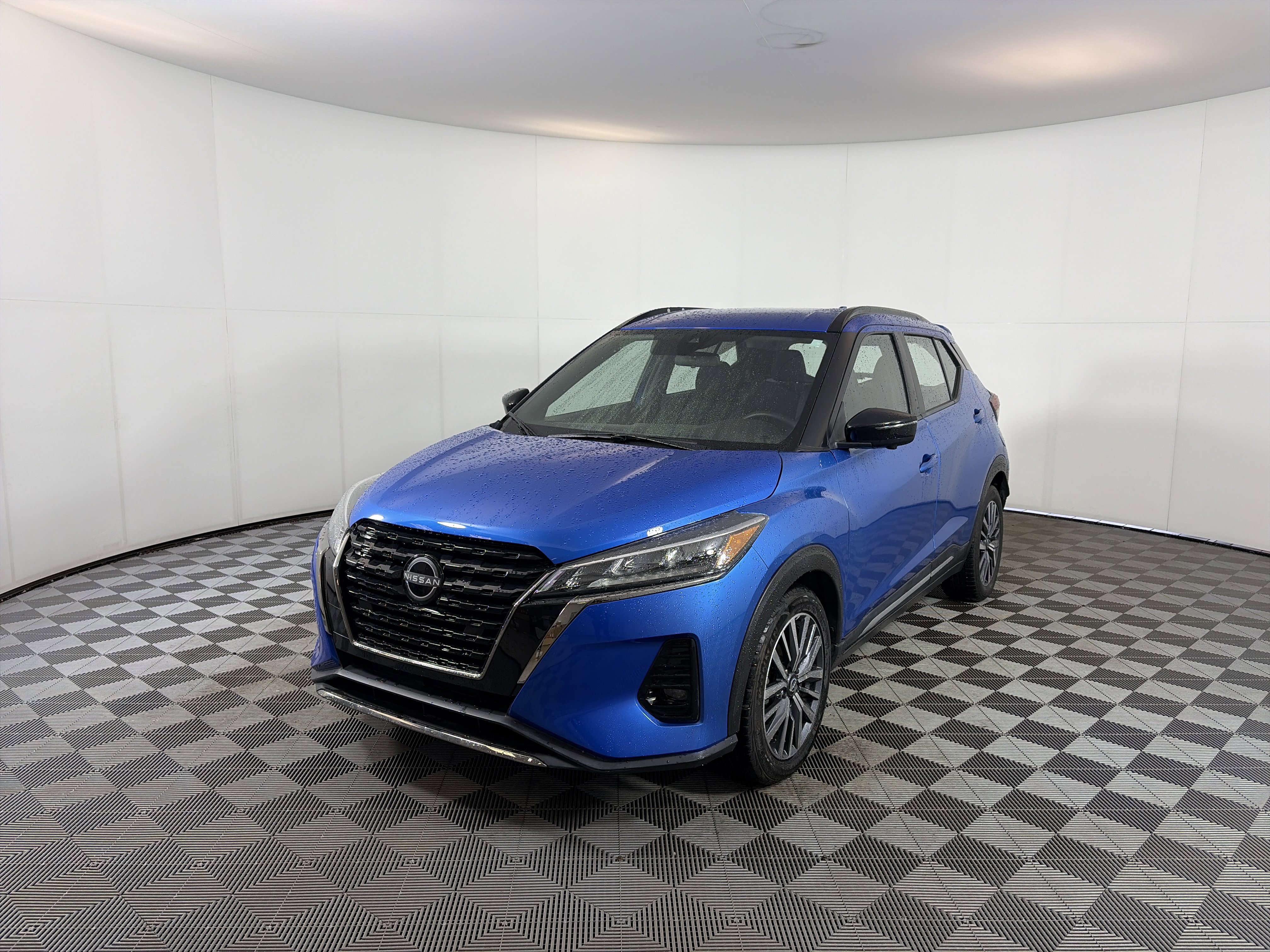 Used 2024 Nissan Kicks SR image 2