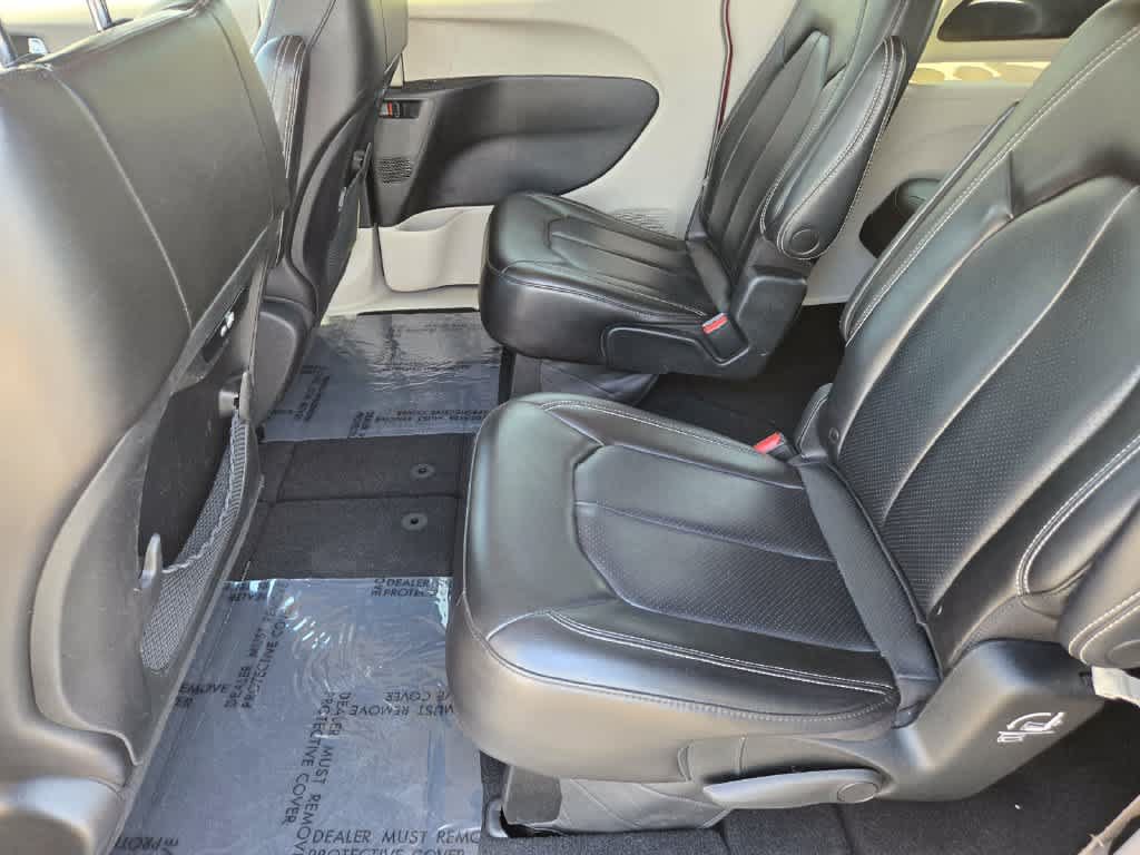 Used 2023 Chrysler Pacifica Touring-L FWD image 12
