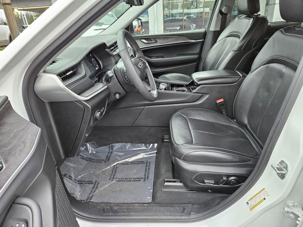 Used 2023 Jeep Grand Cherokee Limited w/ Luxury Tech Group II image 14