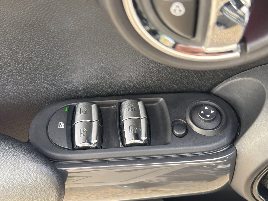 Used 2017 MINI Cooper 4-Door Hardtop image 16