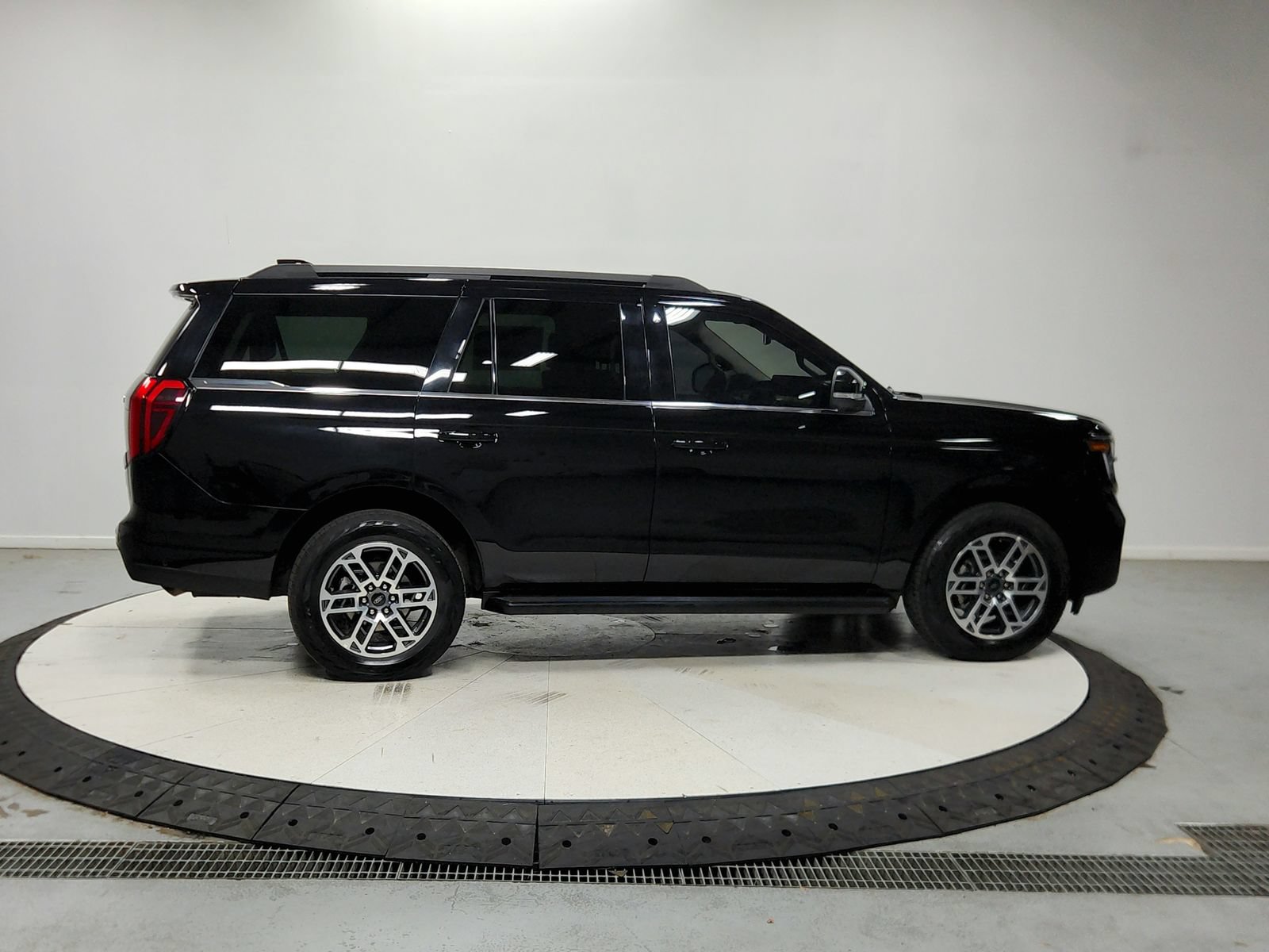 Used 2025 Ford Expedition Active AWD/4WD image 9