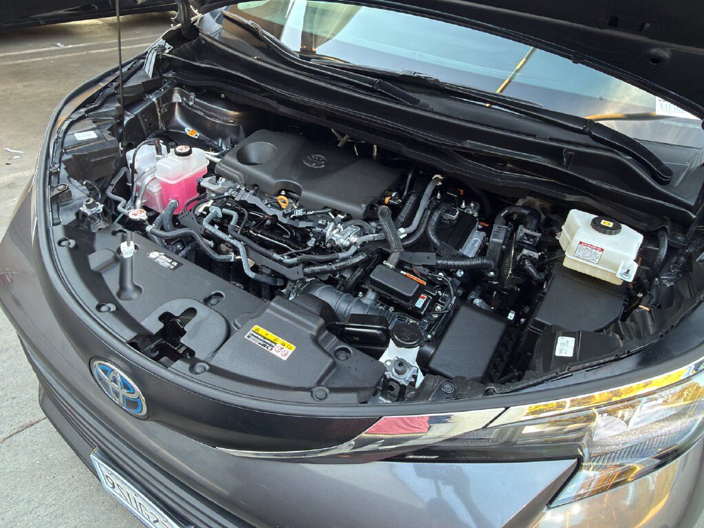 Used 2025 Toyota Sienna XLE FWD image 6