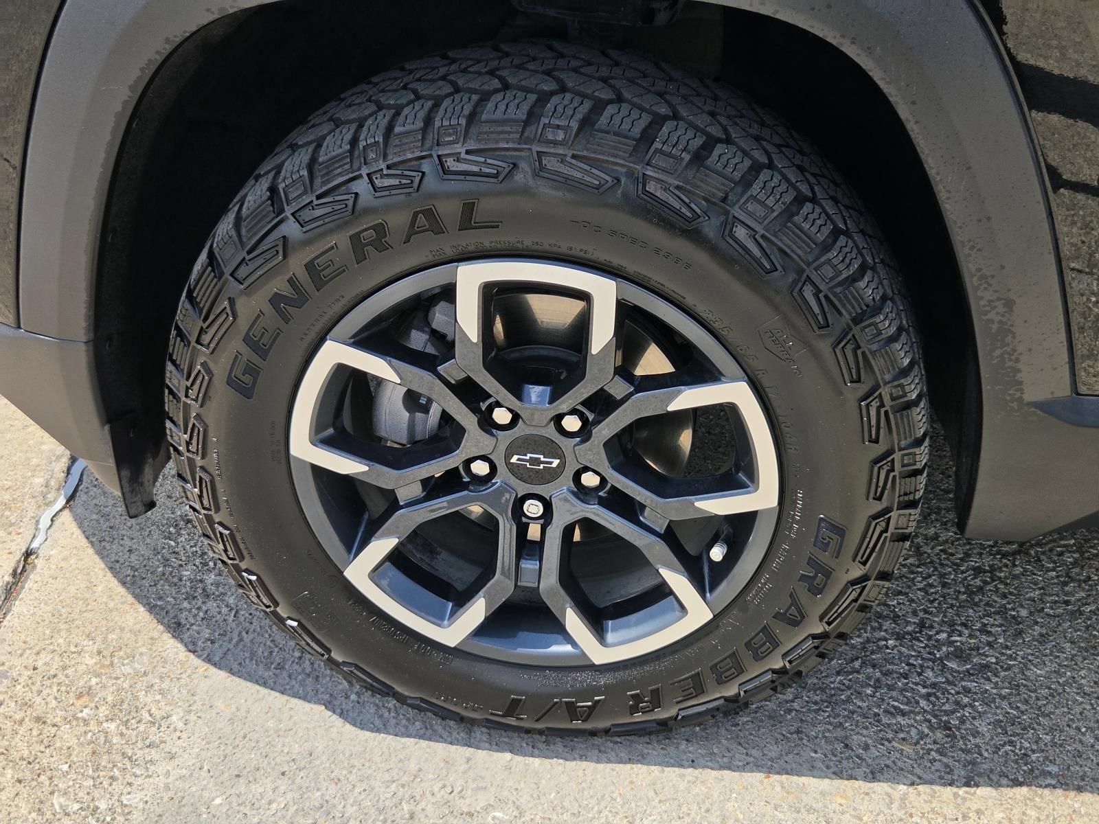Used 2025 Chevrolet Equinox ACTIV w/ Safety and Technology Package FWD image 10