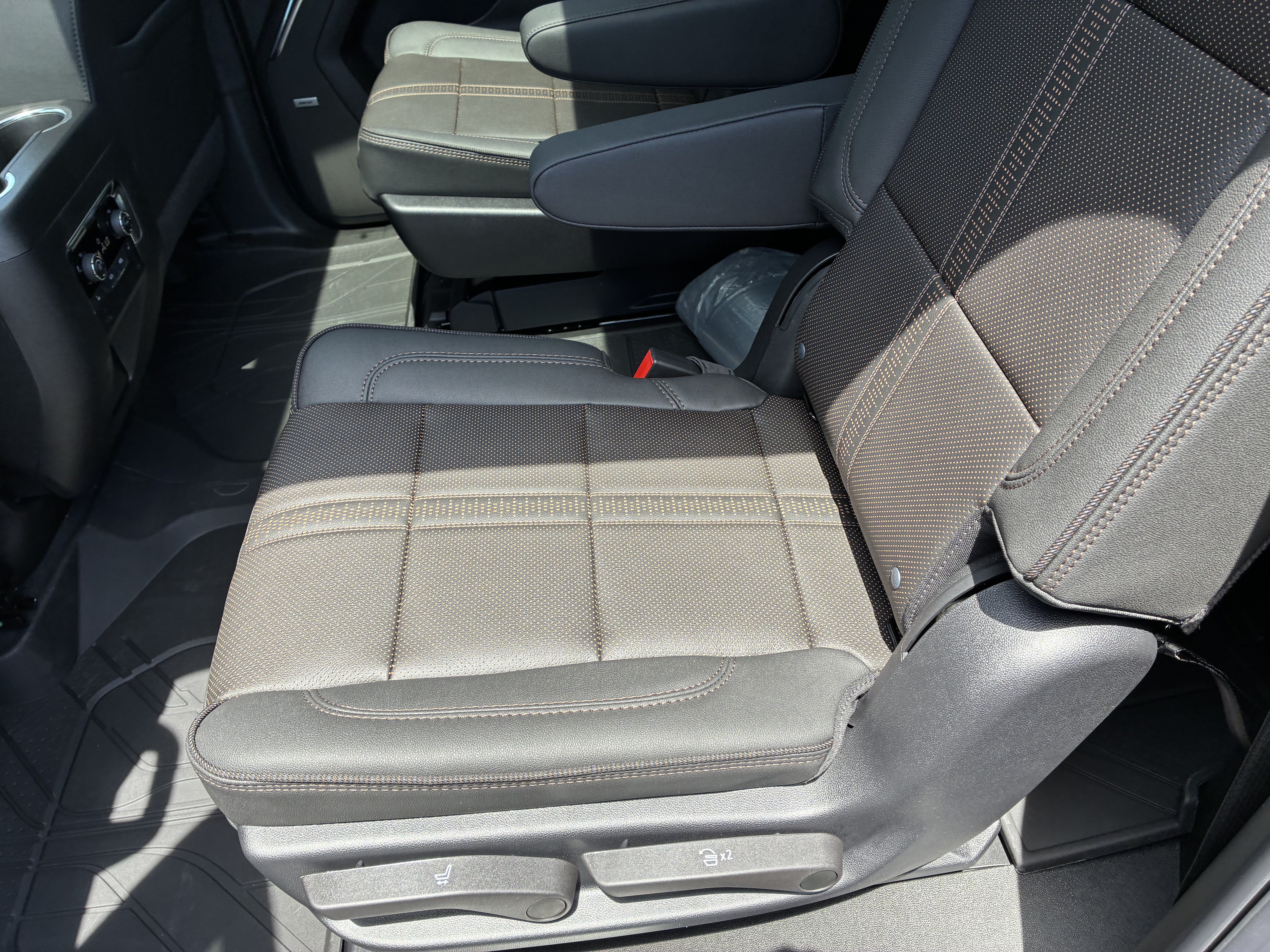 Used 2026 Chevrolet Suburban High Country RWD image 14