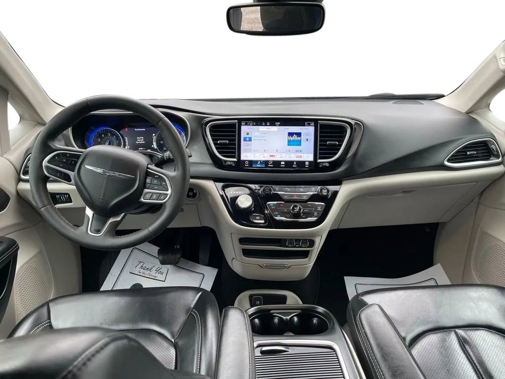 Used 2023 Chrysler Pacifica Touring-L image 18