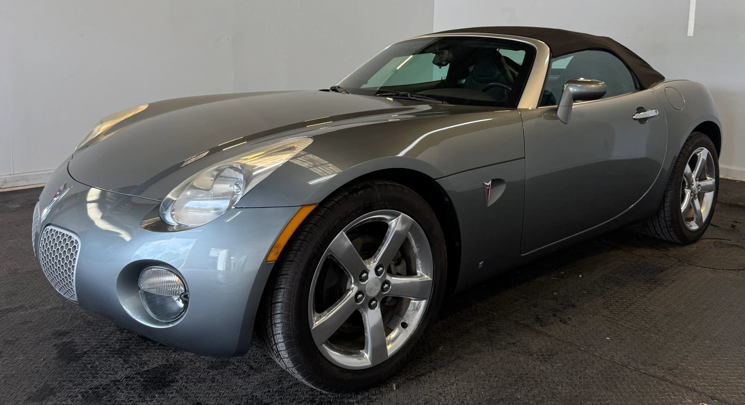 Used 2007 Pontiac Solstice Convertible w/ Premium Package RWD image 4