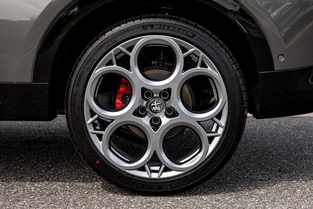New 2025 Alfa Romeo Tonale w/ Premium Package image 17