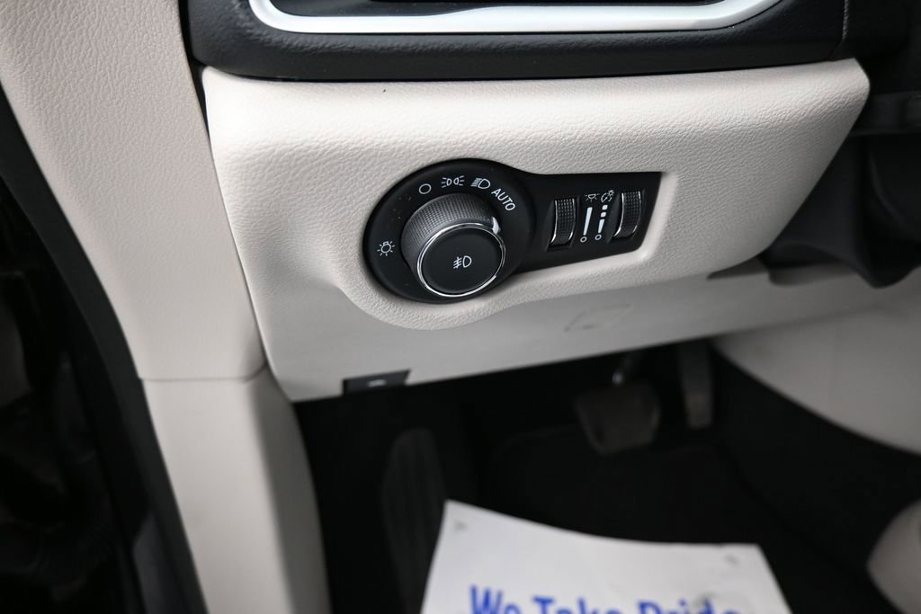 Used 2023 Chrysler Pacifica Touring-L FWD image 29