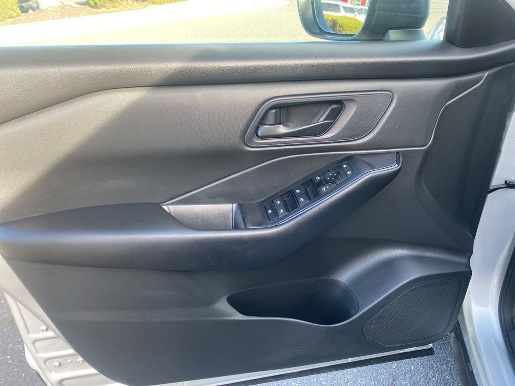 Used 2024 Nissan Rogue S image 10