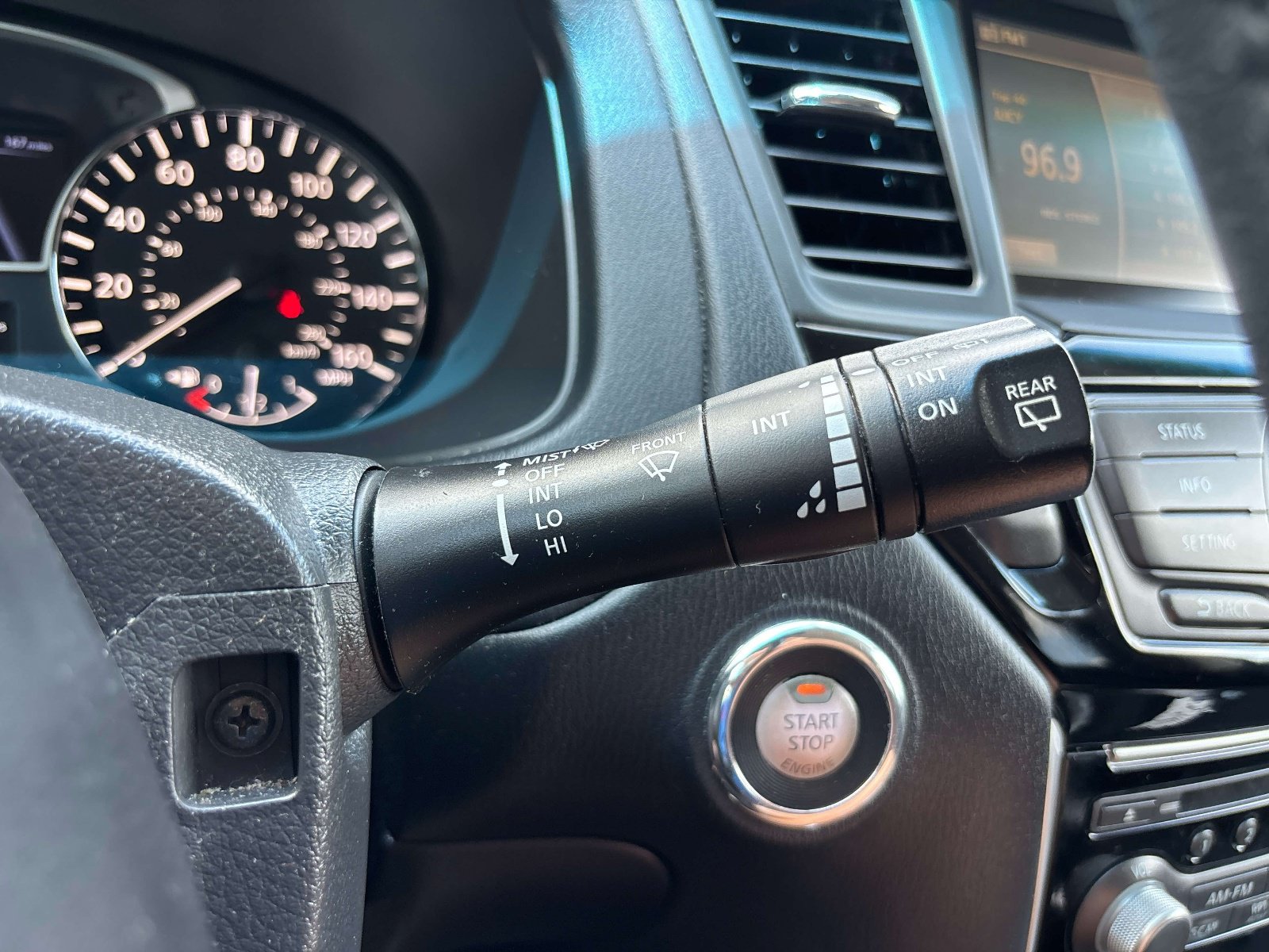 Used 2015 Nissan Pathfinder SV FWD image 25