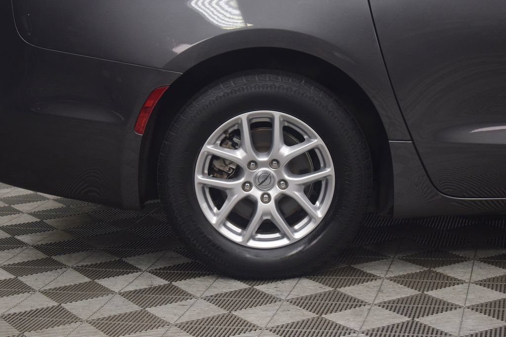 Used 2023 Chrysler Pacifica Touring-L FWD image 29