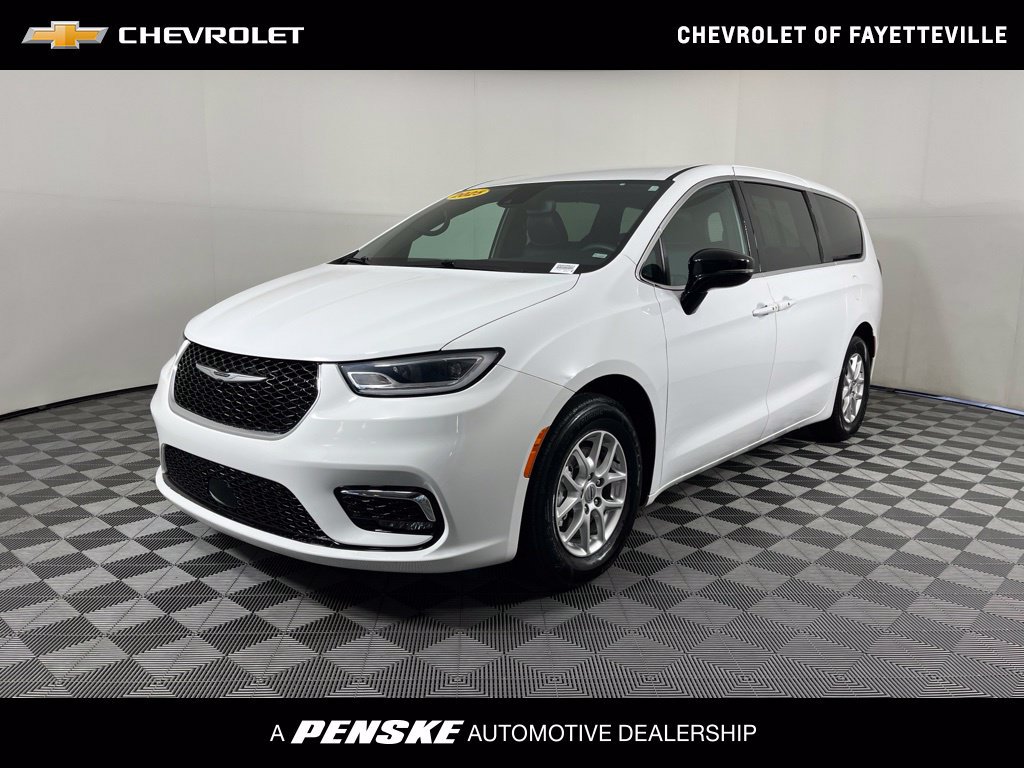 Used 2025 Chrysler Pacifica Select