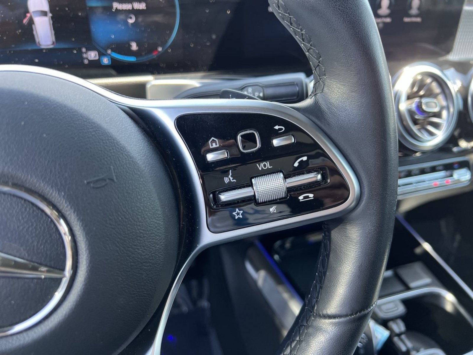 Used 2023 Mercedes-Benz GLB 250 4MATIC image 33