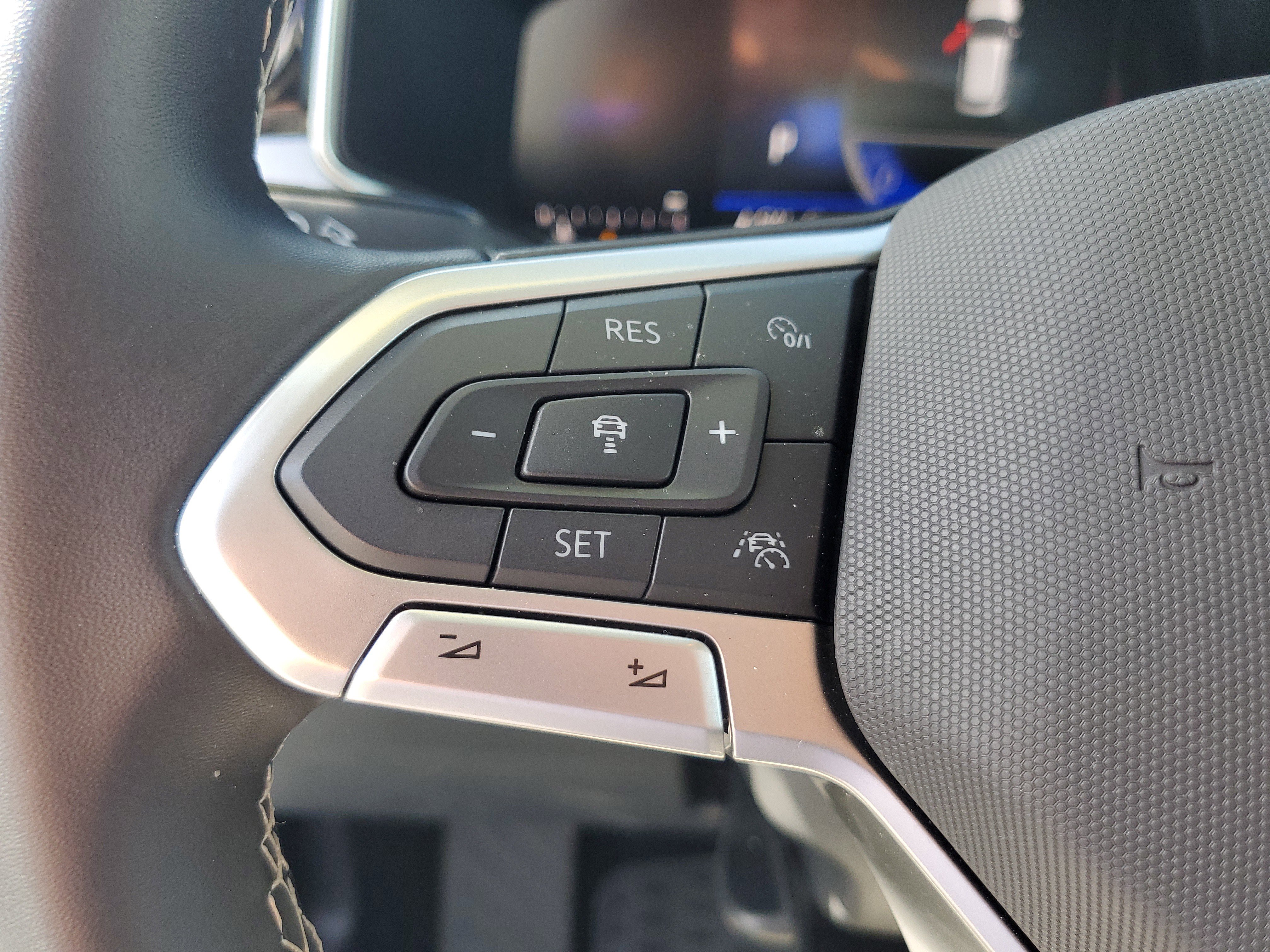 Used 2025 Volkswagen Taos SE image 29