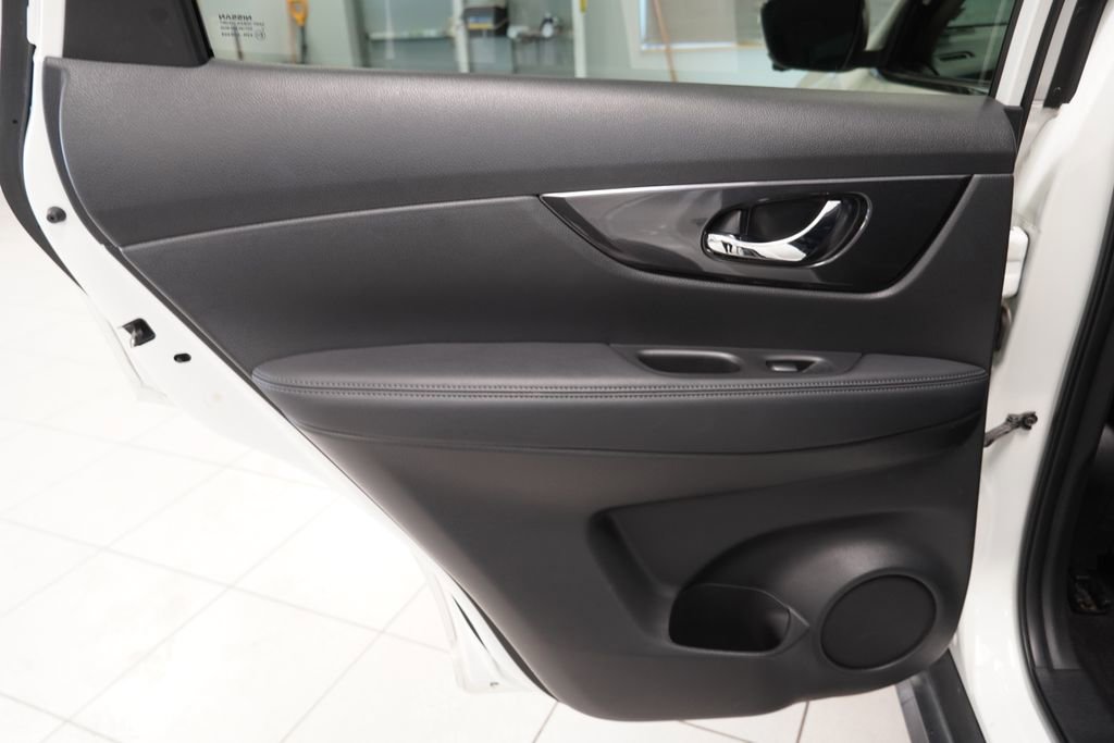 Used 2017 Nissan Rogue SV w/ SV Premium Package AWD/4WD image 22