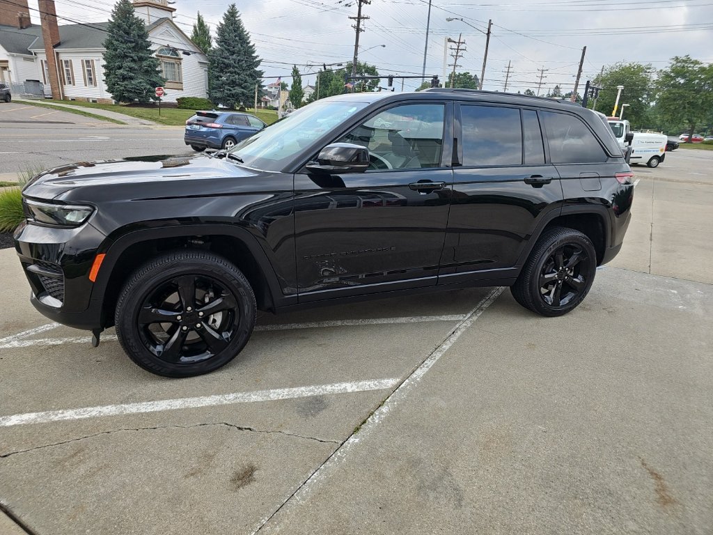 Certified 2025 Jeep Grand Cherokee Altitude AWD/4WD image 10