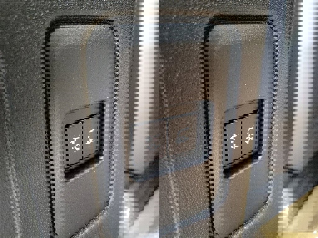 Certified 2024 Land Rover Defender 110 SE image 31