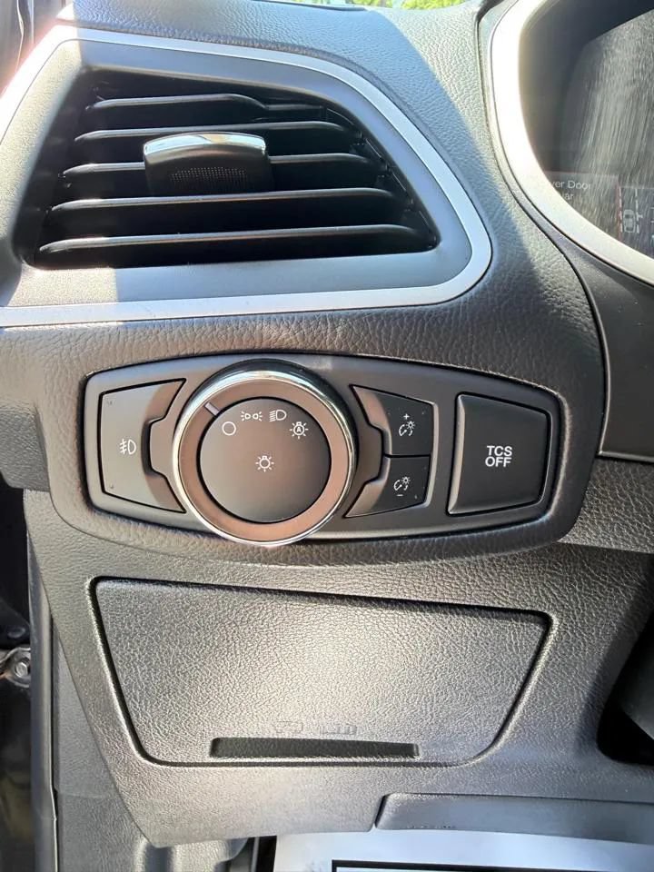 Used 2020 Ford Edge SEL AWD/4WD image 16