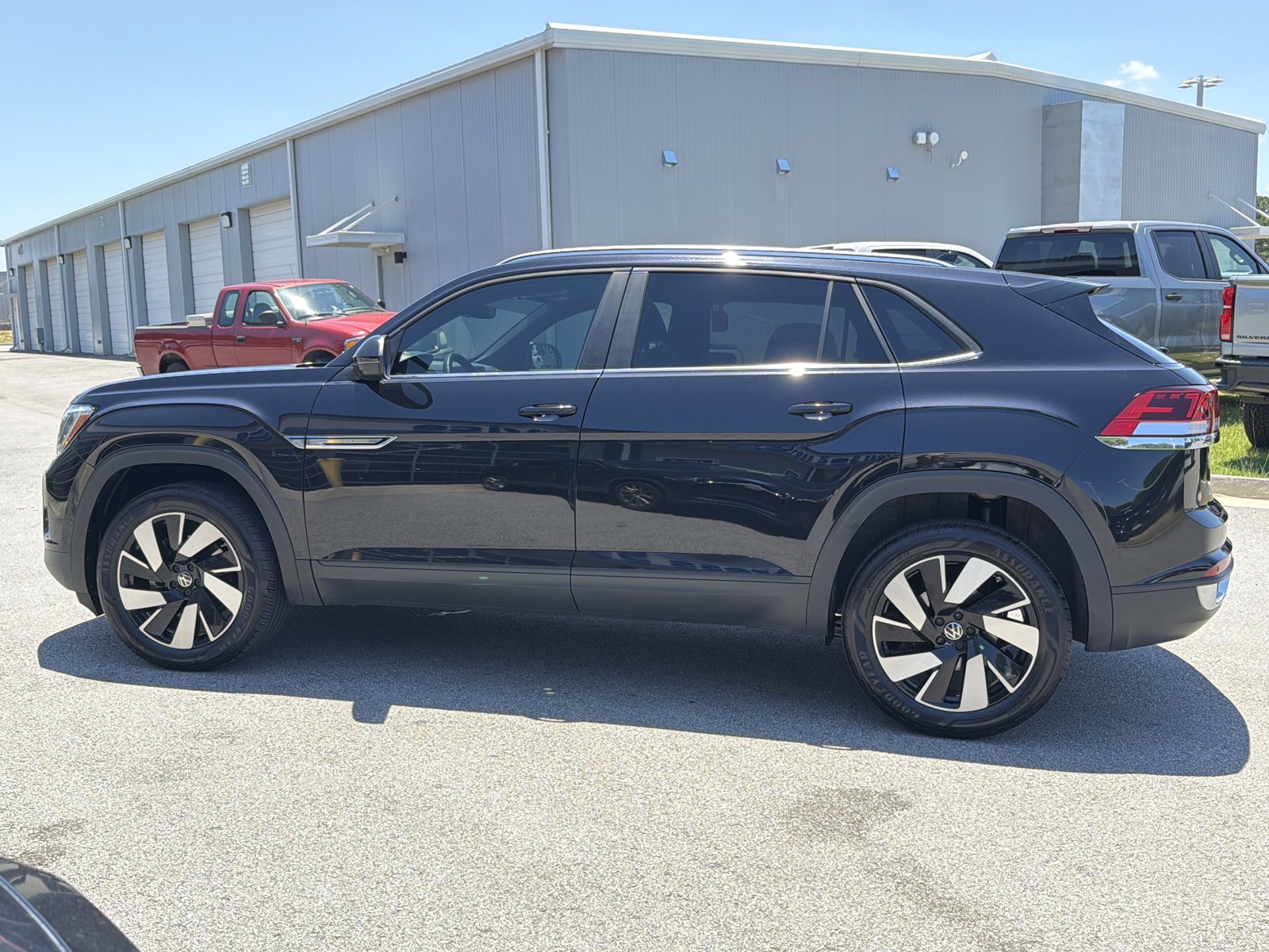 Used 2024 Volkswagen Atlas Cross Sport SE FWD image 9