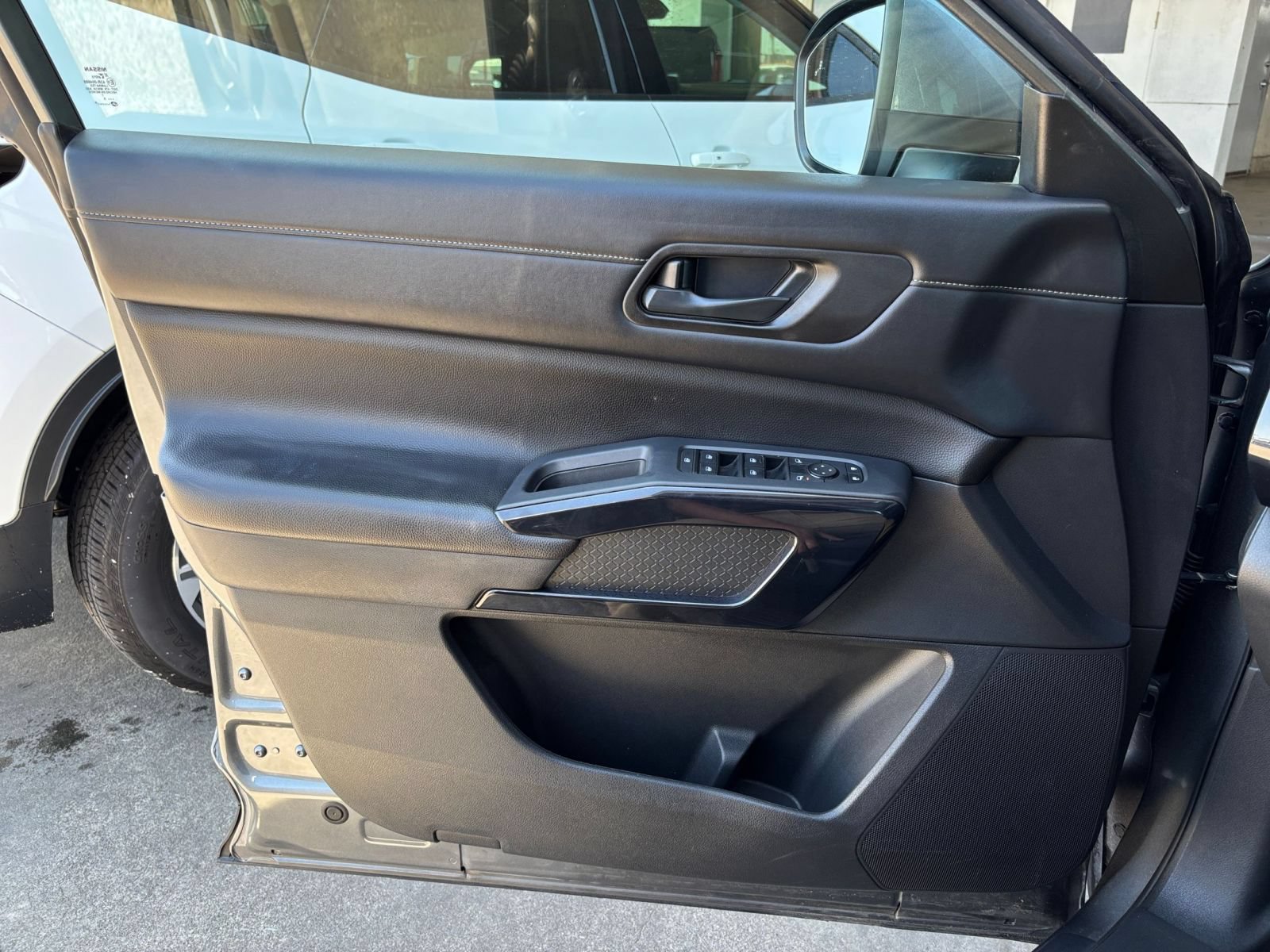 Used 2025 Nissan Pathfinder SV FWD image 18