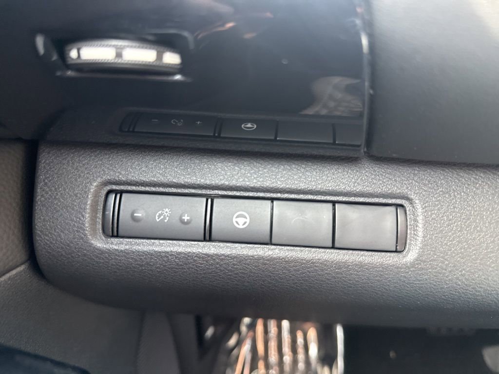 Used 2022 Nissan Pathfinder SV image 25