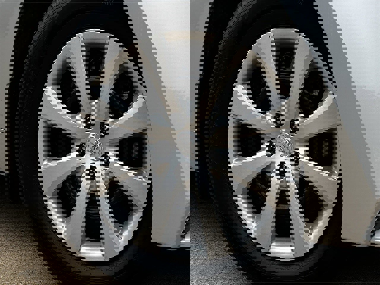 Used 2025 Toyota Corolla LE image 28